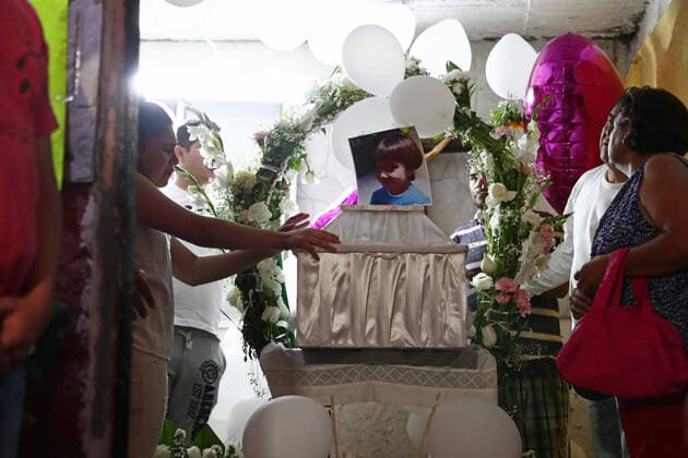 February 17, 2020: EUM20200217SOC36.JPG.CIUDAD DE MEXICO, Femicide Feminicidio-CDMX.- 17 febrero 2020. Aspectos de la entrega de los restos de la menor asesinada Fatima a su casa, donde familiares, vecinos y amigos le esperaban para darle el ultimo adios, en un clima de profunda consternacion en el pueblo Tulyehualco, en la alcaldia Xochimilco, al sur de la Ciudad de Mexico. Foto: Agencia EL UNIVERSAL Diego Simon Sanchez AFBV Copyright: xDiegoxSimonxSanchezx