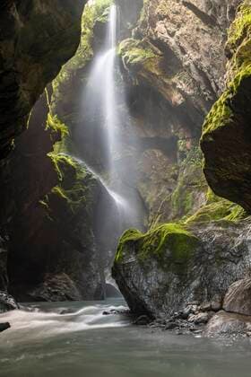 IMAGO Nature: Unsere Erde, Naturschutz, Naturschutzgebiete in Ozeanien Creative Highlights World Enge Schlucht mit Wasserfall, Wilson Creek, Haast Pass, Westcoast, Südinsel, Neuseeland, Ozeanien *** Narrow gorge with waterfall, Wilson Creek, Haast Pass, West Coast, South Island, New Zealand, Oceania Copyright: imageBROKER/RobertxHaasmann ibxroh05103906.jpg