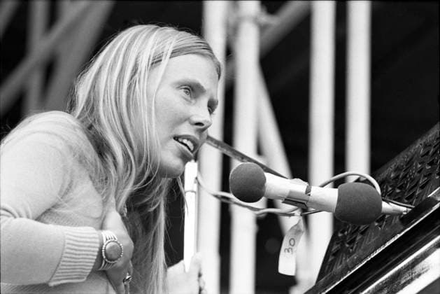Joni Mitchell at the famous Isle of Wight Festival in 1970, it is estimated that between 600 and 700,000 people attended. Saturday 29 August 1970  PhilippexGrasx xLexPictorium LePictorium_0224471