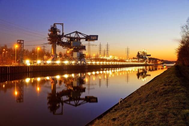 IMAGO Nature: Unsere Erde, Umweltverträgliche Herausforderungen, Kohlendioxid Dortmund-Ems-Kanal, Hafenanlage des Steinkohlekraftwerks Datteln IV am Abend, Deutschland, Nordrhein-Westfalen, Ruhrgebiet, Datteln Dortmund-Ems Canal, port of coal-fired power station Datteln IV in evening light, Germany, North Rhine-Westphalia, Ruhr Area, Datteln BLWS605567 Copyright: xblickwinkel S.xZiesex