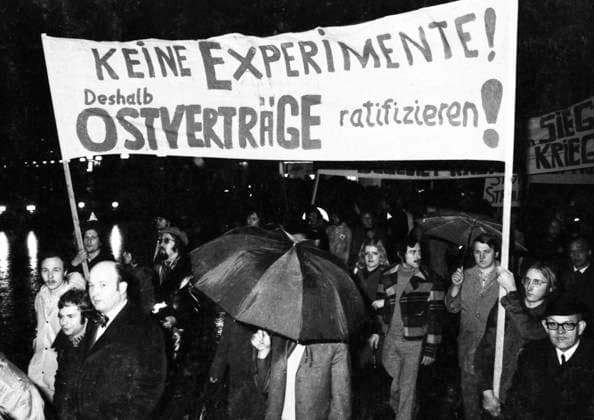 Demonstration fuer SPD FDP-Regierung 1972 DEU, Deutschland, Bonn: Anhaenger und Freunde der Regierungskoalition der SPD FDP demonstrierten am 26.4.1972 in Bonn mit einem Fackelmarsch und Kundgebung fuer die Regierung und die Ratifizierung der Ostvertraege. DEU, Germany, Bonn: Supporters and friends of the governing coalition of the SPD FDP demonstrated on 26 April 1972 in Bonn with a torch-lit march and rally in favour of the government and the ratification of the Eastern Treaties. NRW