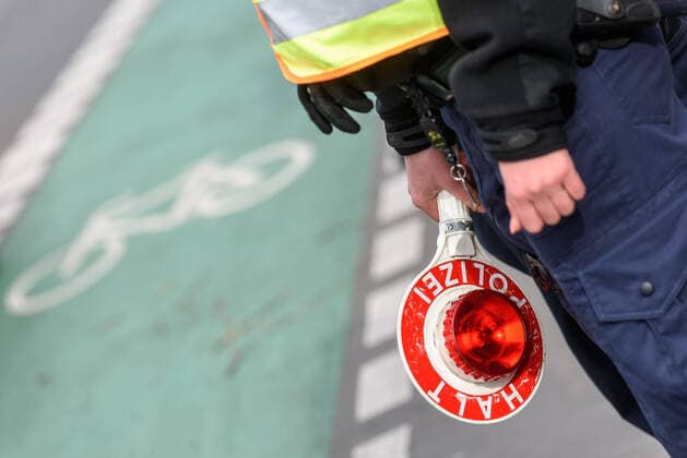 Tag der Verkehrssicherheit am 19. Juni Verkehrskontrolle der Berliner Polizei im Rahmen der Berliner Verkehrssicherheitstage. Die Polizei überwacht das Parken oder Halten auf Radwegen und das Rechtsabbiegen von Fahrzeugen und eine mögliche Gefährdung von Fahrradfahrern. snapshot-photography F.Boillot