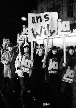 Demonstration fuer SPD FDP-Regierung 1972 DEU, Deutschland, Bonn: Anhaenger und Freunde der Regierungskoalition der SPD FDP demonstrierten am 26.4.1972 in Bonn mit einem Fackelmarsch und Kundgebung fuer die Regierung und die Ratifizierung der Ostvertraege. DEU, Germany, Bonn: Supporters and friends of the governing coalition of the SPD FDP demonstrated on 26 April 1972 in Bonn with a torch-lit march and rally in favour of the government and the ratification of the Eastern Treaties. NRW