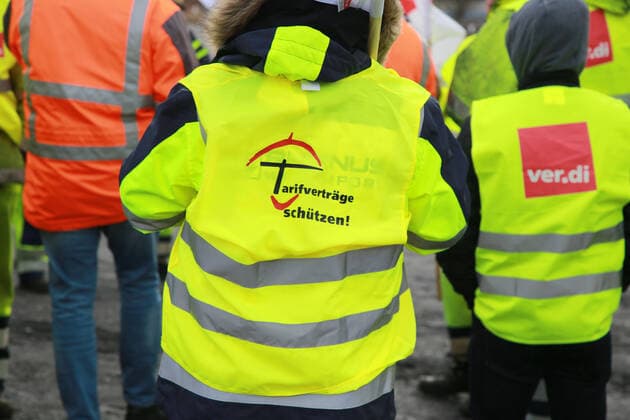 18.02.2020 Holzwickede, Kreis Unna Hafenarbeiter vom Rhenus Weserport Bremen protestieren vor der Rhenus Hauptverwaltung in Holzwickede. (Warnstreik) Direkt vor der Hauptverwaltung demonstrierten immer kleine Delegationen, der Haupttreffpunkt war ein Parkplatz in Sichtweite der Firmengebäude. *** 18 02 2020 Holzwickede, District of Unna Harbor workers from Rhenus Weserport Bremen protest in front of the Rhenus head office in Holzwickede Warning strike Small delegations were always demonstrating directly in front of the head office, the main meeting point was a parking lot within sight of the company buildings