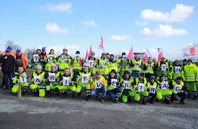 18.02.2020 Holzwickede, Kreis Unna Hafenarbeiter vom Rhenus Weserport Bremen protestieren vor der Rhenus Hauptverwaltung in Holzwickede. (Warnstreik) Direkt vor der Hauptverwaltung demonstrierten immer kleine Delegationen, der Haupttreffpunkt war ein Parkplatz in Sichtweite der Firmengebäude. das Motto der Streikenden lautet: Together with Tarifvertrag *** 18 02 2020 Holzwickede, District of Unna Harbor workers from the Rhenus Weserport Bremen protest in front of the Rhenus head office in Holzwickede Warning strike Small delegations were always demonstrating directly in front of the head office, the main meeting point was a parking lot within sight of the company buildings the strikers motto is Together with collective agreement
