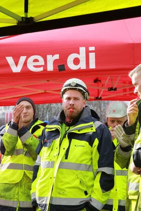 18.02.2020 Holzwickede, Kreis Unna Hafenarbeiter vom Rhenus Weserport Bremen protestieren vor der Rhenus Hauptverwaltung in Holzwickede. (Warnstreik) Direkt vor der Hauptverwaltung demonstrierten immer kleine Delegationen, der Haupttreffpunkt war ein Parkplatz in Sichtweite der Firmengebäude. das Motto der Streikenden lautet: Together with Tarifvertrag *** 18 02 2020 Holzwickede, District of Unna Harbor workers from the Rhenus Weserport Bremen protest in front of the Rhenus head office in Holzwickede Warning strike Small delegations were always demonstrating directly in front of the head office, the main meeting point was a parking lot within sight of the company buildings the strikers motto is Together with collective agreement