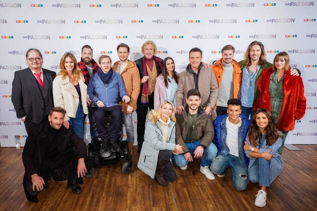 2020 Bilder des Jahres, Entertainment 02 Februar Entertainment Themen der Woche KW08 Entertainment Bilder des Tages Vorstellung am Dienstag (18.02.2020) aller Teilnehmer zum RTL Musik-Live-Event Die Passion in Essen. (Foto Mitte: Thomas Gottschalk) Mit einem Staraufgebot an bekannten Saenger*innen und Schauspieler*innen inszeniert RTL am Mittwoch, 8. April 2020 live (20.15 Uhr), auf dem Burgplatz in Essen die groesste Geschichte aller Zeiten als grosses Musik-Live-Event. Die Passion ist eine moderne und ungewoehnliche Darstellung der letzten Tage im Leben von Jesus Christus - zum Leben erweckt und in die heutige Zeit transportiert mit Hilfe bekannter Popsongs. Thomas Gottschalk fuehrt als Erzaehler durch die Passionsgeschichte. (Siehe epd-Bericht vom 18.02.2020) *** Local Caption *** 00304475 RTL inszeniert zu Ostern Kreuzigung Jesu als Live-Event *** Performance on Tuesday 18 02 2020 of all participants at the RTL Music Live Event Die Passion in Copyright: epd-bild FriedrichxStark EDITORIAL USE ONLY