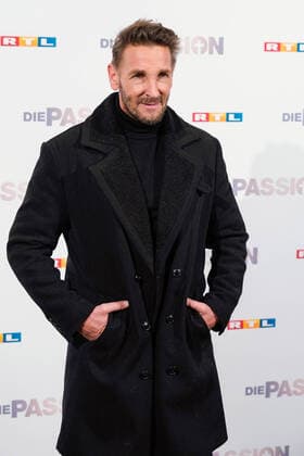 Vorstellung am Dienstag (18.02.2020) aller Teilnehmer zum RTL Musik-Live-Event Die Passion in Essen. (Foto: Mark Keller (Judas)) Mit einem Staraufgebot an bekannten Saenger*innen und Schauspieler*innen inszeniert RTL am Mittwoch, 8. April 2020 live (20.15 Uhr), auf dem Burgplatz in Essen die groesste Geschichte aller Zeiten als grosses Musik-Live-Event. Die Passion ist eine moderne und ungewoehnliche Darstellung der letzten Tage im Leben von Jesus Christus - zum Leben erweckt und in die heutige Zeit transportiert mit Hilfe bekannter Popsongs. Thomas Gottschalk fuehrt als Erzaehler durch die Passionsgeschichte. (Siehe epd-Bericht vom 18.02.2020)