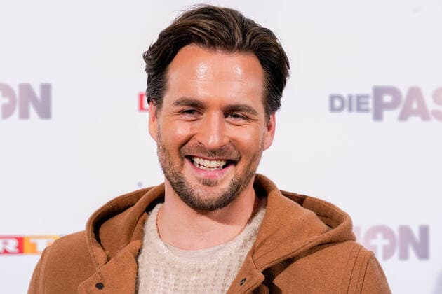 Vorstellung am Dienstag (18.02.2020) aller Teilnehmer zum RTL Musik-Live-Event Die Passion in Essen. (Foto: Alexander Klaws (Jesus)) Mit einem Staraufgebot an bekannten Saenger*innen und Schauspieler*innen inszeniert RTL am Mittwoch, 8. April 2020 live (20.15 Uhr), auf dem Burgplatz in Essen die groesste Geschichte aller Zeiten als grosses Musik-Live-Event. Die Passion ist eine moderne und ungewoehnliche Darstellung der letzten Tage im Leben von Jesus Christus - zum Leben erweckt und in die heutige Zeit transportiert mit Hilfe bekannter Popsongs. Thomas Gottschalk fuehrt als Erzaehler durch die Passionsgeschichte. (Siehe epd-Bericht vom 18.02.2020)