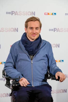 Vorstellung am Dienstag (18.02.2020) aller Teilnehmer zum RTL Musik-Live-Event Die Passion in Essen. (Foto: Samuel Koch (Juenger)) Mit einem Staraufgebot an bekannten Saenger*innen und Schauspieler*innen inszeniert RTL am Mittwoch, 8. April 2020 live (20.15 Uhr), auf dem Burgplatz in Essen die groesste Geschichte aller Zeiten als grosses Musik-Live-Event. Die Passion ist eine moderne und ungewoehnliche Darstellung der letzten Tage im Leben von Jesus Christus - zum Leben erweckt und in die heutige Zeit transportiert mit Hilfe bekannter Popsongs. Thomas Gottschalk fuehrt als Erzaehler durch die Passionsgeschichte. (Siehe epd-Bericht vom 18.02.2020)