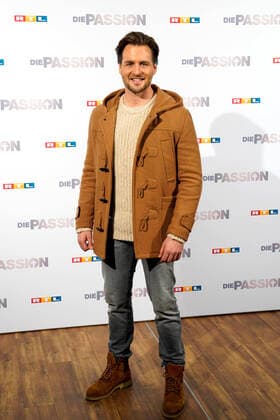Vorstellung am Dienstag (18.02.2020) aller Teilnehmer zum RTL Musik-Live-Event Die Passion in Essen. (Foto: Alexander Klaws (Jesus)) Mit einem Staraufgebot an bekannten Saenger*innen und Schauspieler*innen inszeniert RTL am Mittwoch, 8. April 2020 live (20.15 Uhr), auf dem Burgplatz in Essen die groesste Geschichte aller Zeiten als grosses Musik-Live-Event. Die Passion ist eine moderne und ungewoehnliche Darstellung der letzten Tage im Leben von Jesus Christus - zum Leben erweckt und in die heutige Zeit transportiert mit Hilfe bekannter Popsongs. Thomas Gottschalk fuehrt als Erzaehler durch die Passionsgeschichte. (Siehe epd-Bericht vom 18.02.2020)