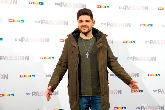 Vorstellung am Dienstag (18.02.2020) aller Teilnehmer zum RTL Musik-Live-Event Die Passion in Essen. (Foto: Thomas Enns (Juenger)) Mit einem Staraufgebot an bekannten Saenger*innen und Schauspieler*innen inszeniert RTL am Mittwoch, 8. April 2020 live (20.15 Uhr), auf dem Burgplatz in Essen die groesste Geschichte aller Zeiten als grosses Musik-Live-Event. Die Passion ist eine moderne und ungewoehnliche Darstellung der letzten Tage im Leben von Jesus Christus - zum Leben erweckt und in die heutige Zeit transportiert mit Hilfe bekannter Popsongs. Thomas Gottschalk fuehrt als Erzaehler durch die Passionsgeschichte. (Siehe epd-Bericht vom 18.02.2020)