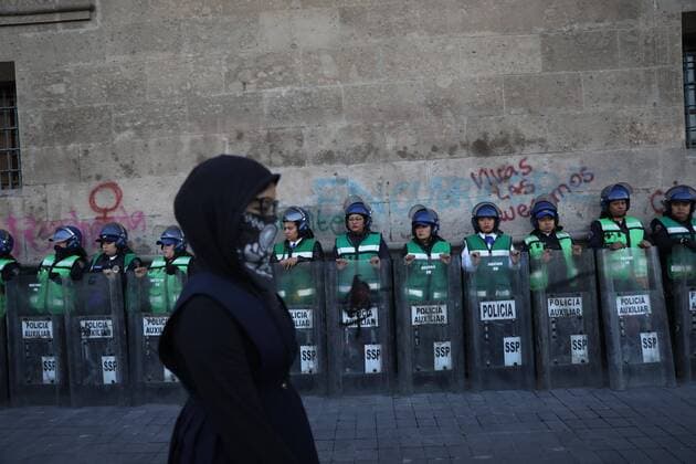 Polices guard the protest of collectives and feminist organizations in the National Palace for the death of Fatima, the seven-year-old girl whose body was located last weekend, in Mexico City, Mexico, 18 February 2020. With graffiti as AMLO feminicida and the reading of a manifesto, dozens of women concentrated on Tuesday in front of the National Palace, in the base of Mexico City, to demand justice in the recent murders of women in the country and criticize the measures taken by Andrés Manuel López Obrador and the authorities. EFE Sashenka Gutierrez Lopez Obrador feminicida , Mexican women shout from the National Palace !ACHTUNG: NUR REDAKTIONELLE NUTZUNG!  Copyright: xSashenkaxGutierrezx AME3965 20200218-637176395437960829