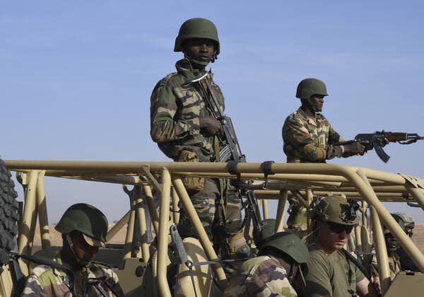 November 2, 2020, Agadez, Niger: Soldiers with the Niger Armed Forces during a small unit tactics and operations training taught by the U.S. Air Force 409th Expeditionary Security Forces Squadron Forces at Nigerian Air Base 201 February 11, 2020 in Agadez, Niger. The eight-week course is intended to better prepare the Niger Armed Forces in combating violent extremist organizations in the region. Agadez Niger - ZUMAp138 20201102_zaa_p138_002 Copyright: xAlexxFoxxEcholsxIii Planetpixx