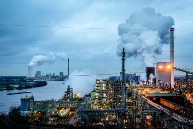 IMAGO Nature: Unsere Erde, Energiequellen, Kohlekraftwerke 13.02.2020, Duisburg, Ruhrgebiet, Nordrhein-Westfalen, Deutschland - ThyssenKrupp Steel Europe, KBS Kokerei Schwelgern am Rhein in Duisburg-Marxloh, hinten das STEAG Heizkraftwerk Walsum, ein Steinkohlekraftwerk in Duisburg-Walsum. Duisburg Nordrhein-Westfalen Deutschland *** 13 02 2020, Duisburg, Ruhr area, North Rhine-Westphalia, Germany ThyssenKrupp Steel Europe, KBS Schwelgern am Rhein coking plant in Duisburg Marxloh, at the back the STEAG combined heat and power plant Walsum, a coal-fired power plant in Duisburg Walsum Duisburg North Rhine-Westphalia Germany