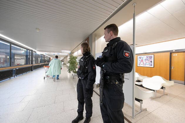 2020 Bilder des Jahres, News 02 Februar News Themen der Woche KW08 News Bilder des Tages Hannover, 18.02.2020, Derzeit kontrolliert die Polizei Hannover das gesammte Gelände der Medizinischen Hochschule Hannover. MHH, Schwer bewaffnete Einheiten stehen an allen Eingängen. Nach Medienberichten wird ein Mafia Boss aus Montenegro auf der Intensivstation behandelt, *** Hanover, 18 02 2020, At present, the Hanover police are controlling the entire campus of the Hanover Medical School MHH, heavily armed units are standing at all entrances According to media reports, a mafia boss from Montenegro is being treated in intensive care,