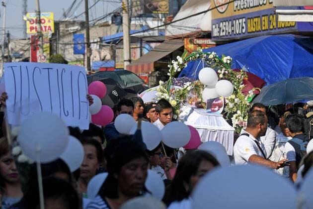 February 18, 2020: EUM20200218SOC17.JPG .CIUDAD DE MEXICO, FemicideFeminicidio-CDMX.- 18 de febrero de 2020. Familiares y amigos forman parte del cortejo funebre rumbo al panteon para darle el ultimo adios a la nina Fatima en Tuyehualco, alcaldia Xochimilco. Foto: Agencia EL UNIVERSALArmando MartinezEELG Copyright: xElxUniversalx