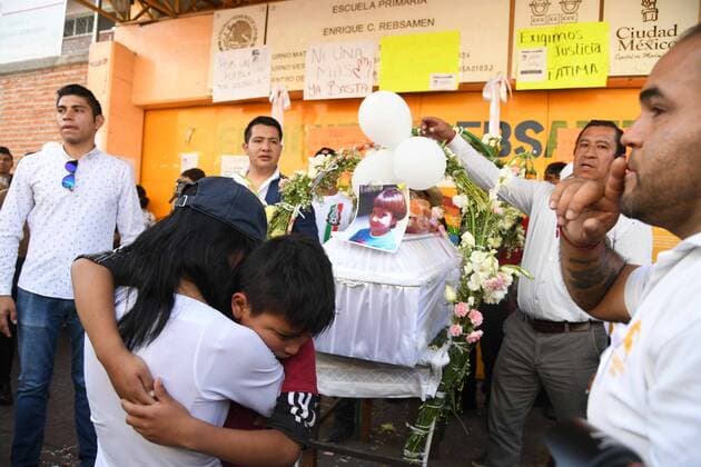 February 18, 2020: EUM20200218SOC19.JPG .CIUDAD DE MEXICO, FemicideFeminicidio-CDMX.- 18 de febrero de 2020. Familiares y amigos forman parte del cortejo funebre rumbo al panteon para darle el ultimo adios a la nina Fatima en Tuyehualco, alcaldia Xochimilco. En la imagen se detienen en la entrada de la que era la escuela d la pequena. Foto: Agencia EL UNIVERSALArmando MartinezEELG Copyright: xElxUniversalx