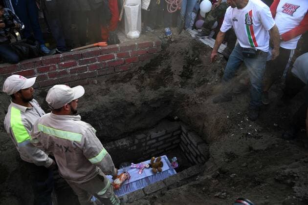 February 18, 2020: EUM20200218SOC23.JPG .CIUDAD DE MEXICO, FemicideFeminicidio-CDMX.- 18 de febrero de 2020. Familiares y amigos durante el entierro de la nina Fatima en Tuyehualco, alcaldia Xochimilco. Foto: Agencia EL UNIVERSALArmando MartinezEELG Copyright: xElxUniversalx