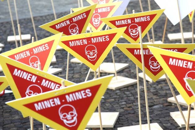 Protestierende fordern am Dienstag (18.02.2020) in Berlin vor der Amerikanischen Botschaft und dem Brandenburger Tor mit Transparenten und Aufstellern den US-Praesidenten Donald Trump auf, zum Landminenverbot zurueckzukehren. (Foto: Minenwarnschilder) Mit der Wiedereinfuehrung von Antipersonenminen in das operative Arsenal des US-Militaers droht diese Gefaehrdungslage erneut zu eskalieren. Protestaktion gegen die Aufhebung des Landminenverbotes durch die US-Regierung *** Protesters call on Tuesday 18 02 2020 in Berlin in front of the American Embassy and the Brandenburg Gate with banners and displays for the US President Donald Trump to return to the landmine ban Photo Mine warning signs With the reintroduction of anti-personnel mines into the operational arsenal of the US military, this danger situation threatens to escalate again Protes Copyright: epd-bild JuergenxBlume EDITORIAL USE ONLY
