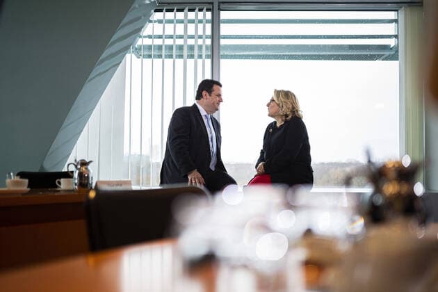 News Bilder des Tages (L-R) Hubertus Heil, Bundesminister fuer Arbeit und Soziales, und Svenja Schulze, Bundesumweltministerin, aufgenommen im Rahmen der woechentlichen Sitzung des Kabinetts in Berlin, 19.02.2020. Berlin Deutschland *** L R Hubertus Heil, Federal Minister of Labour and Social Affairs, and Svenja Schulze, Federal Minister of the Environment, recorded during the weekly meeting of the Cabinet in Berlin, 19 02 2020 Berlin Germany Copyright: xFlorianxGaertner photothek.netx