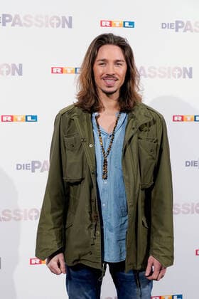 Vorstellung am Dienstag (18.02.2020) aller Teilnehmer zum RTL Musik-Live-Event Die Passion in Essen. (Foto: Gil Ofarim (Juenger)) Mit einem Staraufgebot an bekannten Saenger*innen und Schauspieler*innen inszeniert RTL am Mittwoch, 8. April 2020 live (20.15 Uhr), auf dem Burgplatz in Essen die groesste Geschichte aller Zeiten als grosses Musik-Live-Event. Die Passion ist eine moderne und ungewoehnliche Darstellung der letzten Tage im Leben von Jesus Christus - zum Leben erweckt und in die heutige Zeit transportiert mit Hilfe bekannter Popsongs. Thomas Gottschalk fuehrt als Erzaehler durch die Passionsgeschichte. (Siehe epd-Bericht vom 18.02.2020)