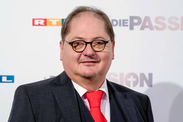 Vorstellung am Dienstag (18.02.2020) aller Teilnehmer zum RTL Musik-Live-Event Die Passion in Essen. (Foto: Juergen Tarrach (Pilatus)) Mit einem Staraufgebot an bekannten Saenger*innen und Schauspieler*innen inszeniert RTL am Mittwoch, 8. April 2020 live (20.15 Uhr), auf dem Burgplatz in Essen die groesste Geschichte aller Zeiten als grosses Musik-Live-Event. Die Passion ist eine moderne und ungewoehnliche Darstellung der letzten Tage im Leben von Jesus Christus - zum Leben erweckt und in die heutige Zeit transportiert mit Hilfe bekannter Popsongs. Thomas Gottschalk fuehrt als Erzaehler durch die Passionsgeschichte. (Siehe epd-Bericht vom 18.02.2020)