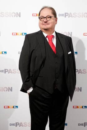 Vorstellung am Dienstag (18.02.2020) aller Teilnehmer zum RTL Musik-Live-Event Die Passion in Essen. (Foto: Juergen Tarrach (Pilatus)) Mit einem Staraufgebot an bekannten Saenger*innen und Schauspieler*innen inszeniert RTL am Mittwoch, 8. April 2020 live (20.15 Uhr), auf dem Burgplatz in Essen die groesste Geschichte aller Zeiten als grosses Musik-Live-Event. Die Passion ist eine moderne und ungewoehnliche Darstellung der letzten Tage im Leben von Jesus Christus - zum Leben erweckt und in die heutige Zeit transportiert mit Hilfe bekannter Popsongs. Thomas Gottschalk fuehrt als Erzaehler durch die Passionsgeschichte. (Siehe epd-Bericht vom 18.02.2020)