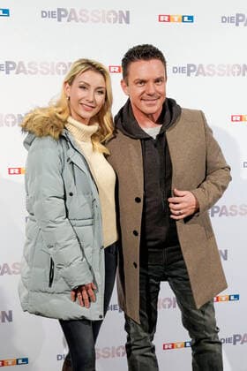 Vorstellung am Dienstag (18.02.2020) aller Teilnehmer zum RTL Musik-Live-Event Die Passion in Essen. (Foto: Anna-Carina Woitschak (Juengerin) und Stefan Mross (Juenger)) Mit einem Staraufgebot an bekannten Saenger*innen und Schauspieler*innen inszeniert RTL am Mittwoch, 8. April 2020 live (20.15 Uhr), auf dem Burgplatz in Essen die groesste Geschichte aller Zeiten als grosses Musik-Live-Event. Die Passion ist eine moderne und ungewoehnliche Darstellung der letzten Tage im Leben von Jesus Christus - zum Leben erweckt und in die heutige Zeit transportiert mit Hilfe bekannter Popsongs. Thomas Gottschalk fuehrt als Erzaehler durch die Passionsgeschichte. (Siehe epd-Bericht vom 18.02.2020)