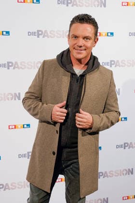Vorstellung am Dienstag (18.02.2020) aller Teilnehmer zum RTL Musik-Live-Event Die Passion in Essen. (Foto: Stefan Mross (Juenger)) Mit einem Staraufgebot an bekannten Saenger*innen und Schauspieler*innen inszeniert RTL am Mittwoch, 8. April 2020 live (20.15 Uhr), auf dem Burgplatz in Essen die groesste Geschichte aller Zeiten als grosses Musik-Live-Event. Die Passion ist eine moderne und ungewoehnliche Darstellung der letzten Tage im Leben von Jesus Christus - zum Leben erweckt und in die heutige Zeit transportiert mit Hilfe bekannter Popsongs. Thomas Gottschalk fuehrt als Erzaehler durch die Passionsgeschichte. (Siehe epd-Bericht vom 18.02.2020)