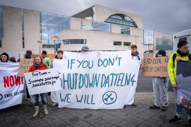 Protest gegen Datteln 4 Klimaaktivisten von Fridays for Future, Greenpeace, BUND und Ende Gelände protestieren anlässlich des Staatsbesuchs der f i n n i s c h e n P r ä s i d e n t i n S a n n a M a r i n vor dem Kanzleramt in Berlin gegen gegen die Inbetriebnahme des Steinkohlekraftwerks Datteln IV. Der finnische Energiekonzern Fortum ist Großaktionär beim Düsseldorfer Energiekonzern Uniper, der Datteln 4 betreibt, dem finnischen Staat hält die Aktienmerheit an Fortum. Demonstranten mit Banner: If you don t shutdown Datteln 4 we will. Â Berlin Berlin Deutschland *** Protest against Datteln 4 climate activists from Fridays for Future, Greenpeace, BUND and Ende Gelände protest on the occasion of the state visit of the f i n n i s c h e n P r ä s i d e n t i n S a n n a M a r i n in front of the Chancellors Office in Berlin a