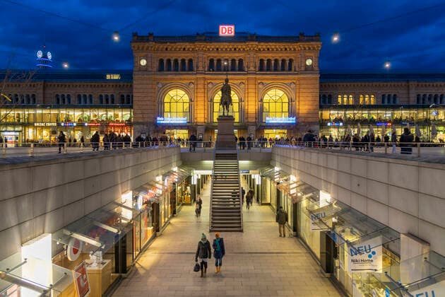 DEU, Deutschland, Niedersachsen, Hannvoer, 16.02.2020: Hauptbahnhof Hannover mit Ernst-August-Denkmal, Reiterstandbild zu Ehren des Landesherrn des ehemaligen Königreichs Hannover, König Ernst August. Bahnhofstraße, darunter die Niki-de-Saint-Phalle-Promenade.