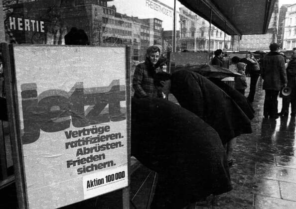 Aktion 100.000 mit Unterschriften fuer Ostvertraege 1972 DEU, Deutschland, Dortmund: Zur Unterstuetzung der Ratifizierung der Ostvertraege durch die SPD FDP-Koalition wandte sich die Aktion 100.000 mit einer Unterschriftenkampagne an die Oeffentlichkeit wie hier am 23.4.1972 in Dortmund. DEU, Germany, Dortmund: To support the ratification of the Eastern Treaties by the SPD FDP coalition, the Aktion 100.000 turned to the public with a signature campaign like here on 23.4.1972 in Dortmund. NRW