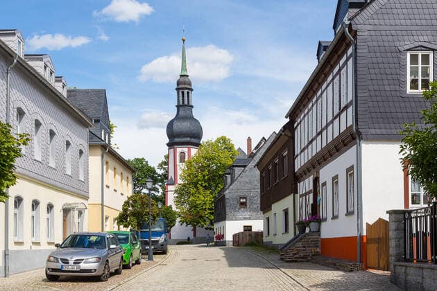 Kirchstraße mit Trinitatiskirche Zwönitz, Erzgebirge, Sachsen, Deutschland