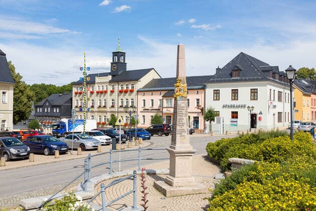 Marktplatz mit Rathaus und Postmeilensäule, Zwönitz, Erzgebirge, Sachsen, Deutschland