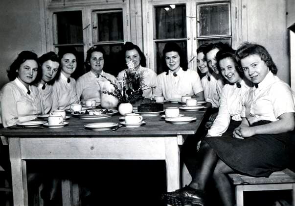 Bund deutscher Mädel (BDM), Teil der Hitlerjugend für Mädchen, Kaffeekränzchen, 1940er Jahre, Deutschland, Europa *** Bund deutscher Mädel BDM , part of the Hitler Youth for girls, coffee party, 1940s, Germany, Europe Copyright: imageBROKER our-planet.berlin iblhek04670454.jpg