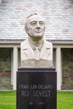 Büste Franklin D. Roosevelt vor Bibliothek Franklin D. Roosevelt, Presidential Library, Hyde Park, New York, USA, Nordamerika *** Bust of Franklin D Roosevelt in front of Library Franklin D Roosevelt, Presidential Library, Hyde Park, New York, USA, North America Copyright: imageBROKER MarcxRasmus ibxmra04809359.jpg