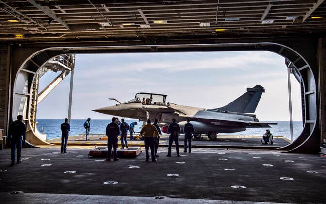 Et fransk Dassault Rafale jagerfly i elevator paa vej til hangaren under daekket paa det franske hangarskib Charles de Gaulle i Middelhavet , fredag 5. april 2019. Niels Juel er en del af Task Force 473 er en hangarskibsgruppe med overfladeenheder, u-baade og fly og det franske hangarskib Charles de Gaulle.. , Larnaca Cypern Denmark Copyright: HenningxBagger HenningxBaggerx COP109 spdk20200220-133758-A