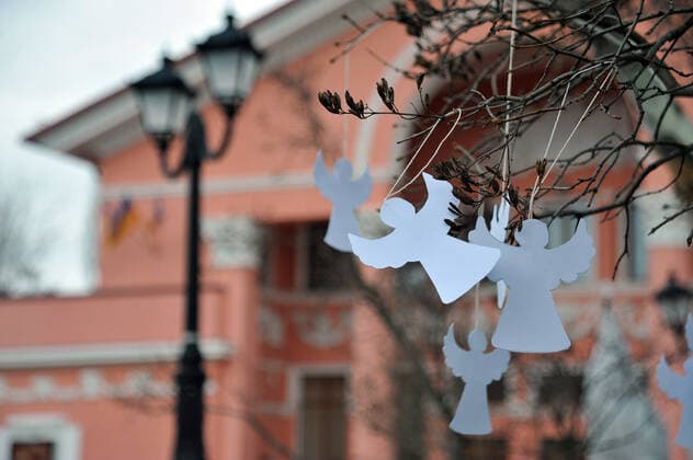 SIEVIERODONETSK, LUHANSK REGION, UKRAINE - FEBRUARY 20, 2020 - Paper angels are pictured hanging on a tree during the Angels of Memory action in Sievierodonietsk, eastern Ukraine. Angels of Memory action held in Sieverodonietsk  Copyright: xOleksiixKovaliovx