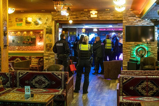 30.01.2020, DU Duisburg , Razzia von Polizei , Ordnungsamt , Zoll und Finanzbehörde in mehreren Duisburger Lokalen. Razzia in einer Shishabar an der Münzstraße in der Altstadt. *** 30 01 2020, YOU Duisburg , raid by police, public order office, customs and tax authorities in several Duisburg pubs Raid on a Shishabar on Münzstraße in the old town