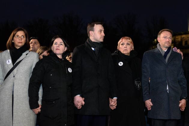 News Bilder des Tages Berlin, Demo in Gedenken an die Opfer rechter Gewalt in Hanau vor dem Brandenburger Tor Deutschland, Berlin - 20.02.2020: Im Bild sind Katrin Göring-Eckardt (Bündnis 90 Die Grünen), Annalena Baerbock (Bündnis 90 Die Grünen), Paul Ziemiak (cdu), Claudia Roth (Bündnis 90 Die Grünen) und Christian Lindner (fdp) auf der Gedenkveranstaltung zu sehen. Berlin Brandenburger Tor Berlin Deutschland