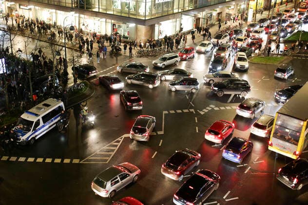 Ein Demonstrationszug zieht in Gedenken an die Opfer vom rechtsextremen Anschlag in Hanau vom Hermannplatz zum Rathaus Neukölln. Berlin, 20.02.2020