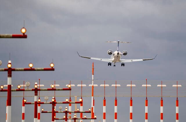 Flughafen Düsseldorf International, DUS, Landebahn Beleuchtung, Anflughilfe der Runway 05R 23L, SAS Jet, Luftverkehr