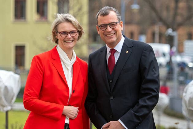 2020 Bilder des Jahres, News 02 Februar Für die kurzfristig abgesagte Bundeskanzlerin Angela Merkel hält Ministerin für Bildung und Forschung Anja Karliczek (CDU) die Festansprache. Hier wird sie vom designierter Leopoldina-Präsident Prof. Dr.Gerald Haug empfangen. Feier zur Amtsübergabe der Präsidentschaft und Übergabe der Amtskette durch Leopoldina-Präsident Prof. Dr. Jörg Hacker an den designierter Leopoldina-Präsident Prof. Dr.Gerald Haug Nationalen Akademie der Wissenschaften Leopoldina in Halle (Saale), Halle Saale Sachsen-Anhalt Deutschland *** Anja Karliczek CDU Minister of Education and Research Anja Karliczek gives the ceremonial address for Chancellor Angela Merkel, who canceled her visit at short notice She is received here by Leopoldina President designate Prof Dr Gerald Haug Celebration of the handover of the Presidency and handover of the chain of