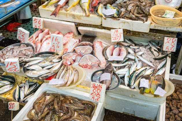 IMAGO Creative, Unsere Erde, Umweltverträgliche Herausforderungen des 21. Jahrhunderts, Überfischung Impressionen von einem Fischmarkt in Hongkong, China *** Impressions of a fish market in Hong Kong, China 1098001183