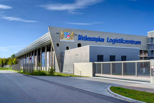 Logistikzentrum der bayerischer Staatsbrauerei Weihenstephan im Gewerbegebiet Freising, Bayern, Deutschland
