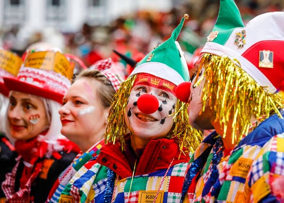 2020 Bilder des Jahres, News 02 Februar News Themen der Woche KW08 20.02.2020, Koeln, Rheinland, Nordrhein-Westfalen, Deutschland - Karneval in Koeln, an Weiberfastnacht wird auf dem Alter Markt traditionell der Strassenkarneval eroeffnet, der dann am Rosenmontag seinen Hoehepunkt findet, bunt kostuemierte Karnevalisten feiern vor der Buehne. Koeln Nordrhein-Westfalen Deutschland *** 20 02 2020, Cologne, Rhineland, North Rhine-Westphalia, Germany Carnival in Cologne, on Weiberfastnacht the street carnival is traditionally opened at the Alter Markt, which then reaches its climax on Rose Monday, colourfully costumed carnivalists celebrate in front of the stage Cologne North Rhine-Westphalia Germany
