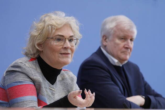 News Bilder des Tages Bundesministerin der Justiz und für Verbraucherschutz Christine Lambrecht, Bundesminister des Innern, für Bau und Heimat Horst Seehofer, Deutschland, Berlin, Bundespressekonferenz, Thema: Mehrfacher Mord in Hanau, 21.02.2020 *** Federal Minister of Justice and Consumer Protection Christine Lambrecht, Federal Minister of the Interior, for Construction and Home Affairs Horst Seehofer, Germany, Berlin, Federal Press Conference, Topic Multiple Murders in Hanau, 21 02 2020