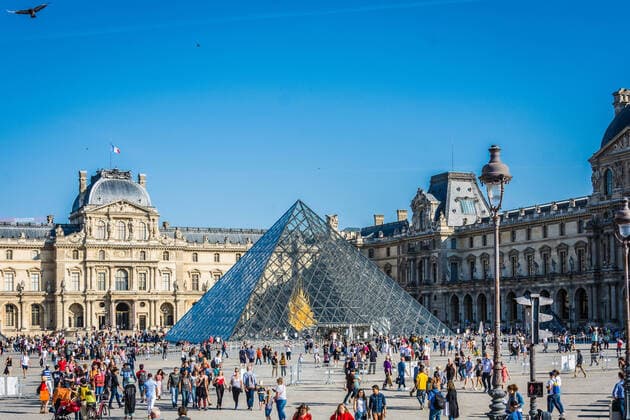 Gläserne Pyramide im Innenhof des berühmte Louvre in Paris.
