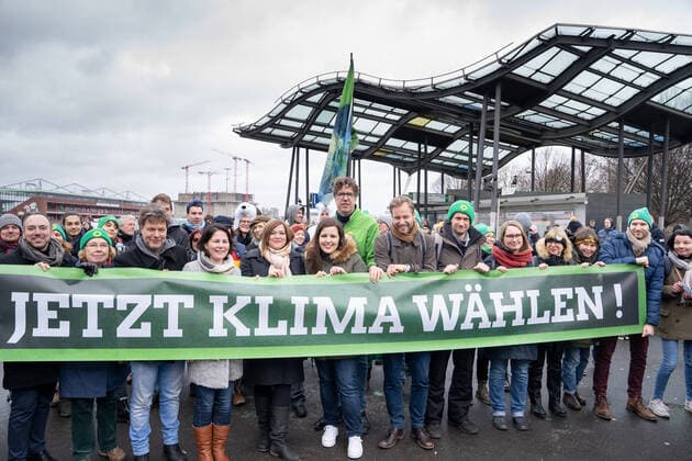 Fridays for Future - Wahlkampf die GRÜNEN mit Robert Habeck, Annalena Baerbock, Katharina Fegebank, , Anna Gallina, Michael Kellner, Anjes Tjarks, Martin Bill, Mareike Engels - Bürgerschaftswahl 2020 Hamburg - Aktion am Rande der Demonstration;Fridays for Future - Wahlkampf die GRÜNEN mit Robert Habeck, Annalena Baerbock, Katharina Fegebank, , Anna Gallina, Michael Kellner, Anjes Tjarks, Martin Bill, Mareike Engels - Bürgerschaftswahl 2020 Hamburg - Aktion am Rande der Demonstration, Hamburg Hamburg Deutschland Heiligengeistfeld *** Fridays for Future Election Campaign the GREENS with Robert Habeck, Annalena Baerbock, Katharina Fegebank, Anna Gallina, Michael Kellner, Anjes Tjarks, Martin Bill, Mareike Engels Bürgerschaftswahl 2020 Hamburg Action on the sidelines of the demonstration Fridays for Future Election Campaign the GREENS wit